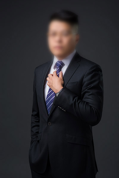 何某某